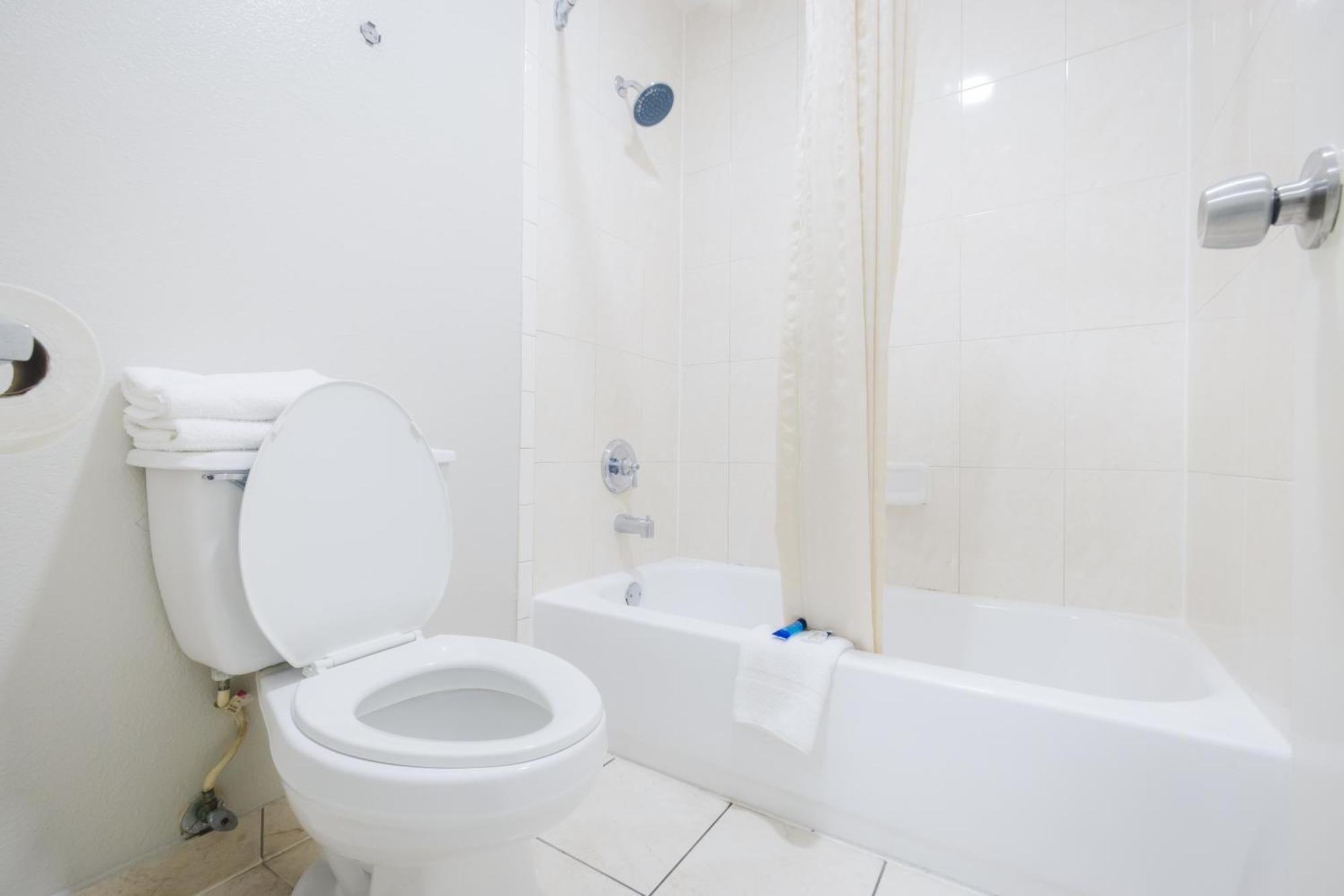 Scottish Inn & Suites Wharton エクステリア 写真