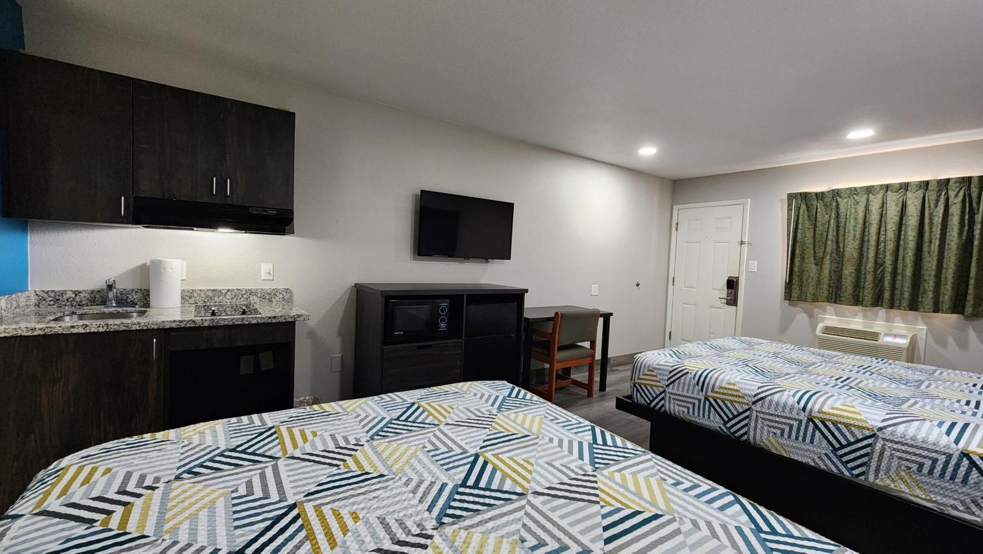 Scottish Inn & Suites Wharton エクステリア 写真