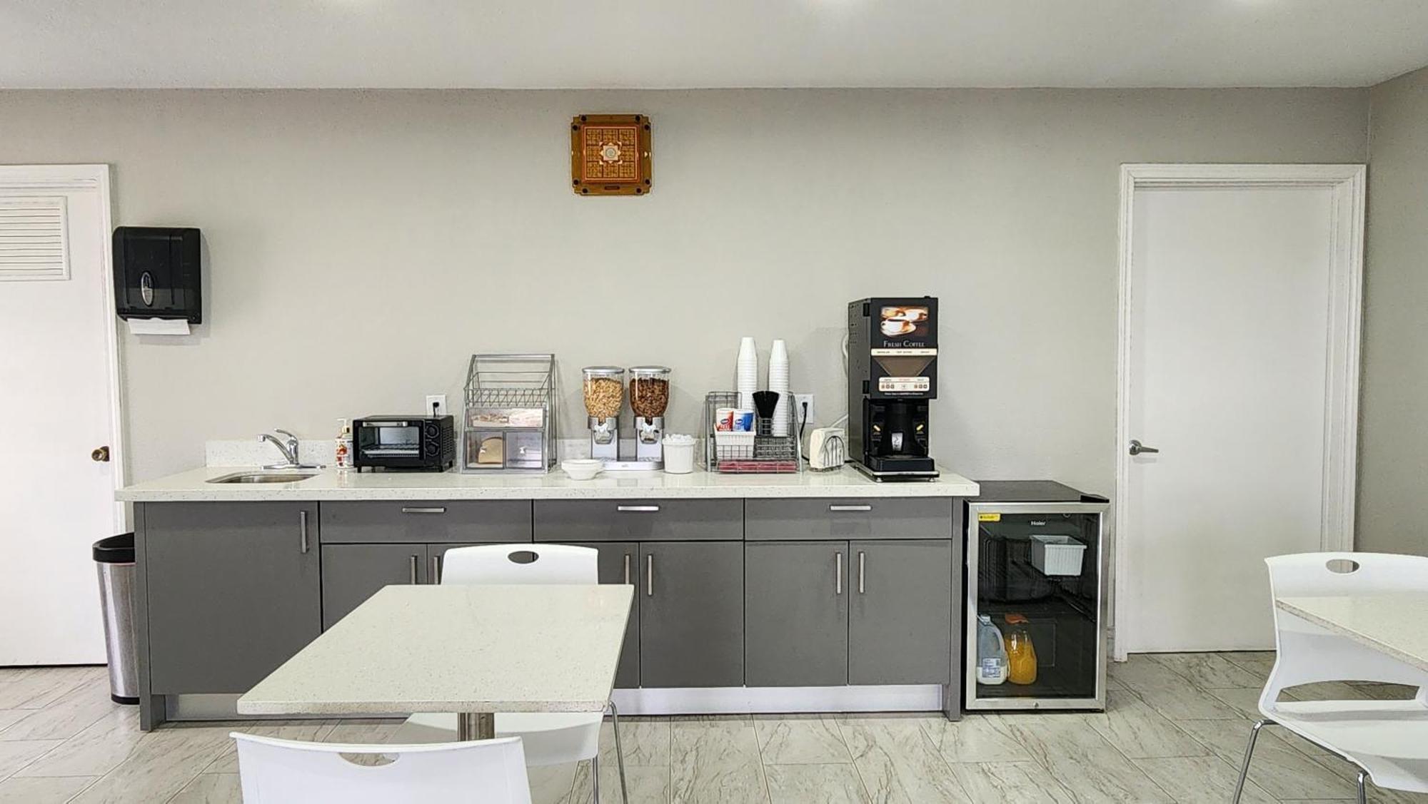 Scottish Inn & Suites Wharton エクステリア 写真